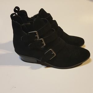 Universal thread ankle boots